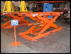 Skillet conveyor lift table